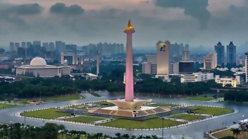 Gambar Berat Sekali, Berapa  kiranya Harga Emas yang Terpasang di Pucuk Monas 