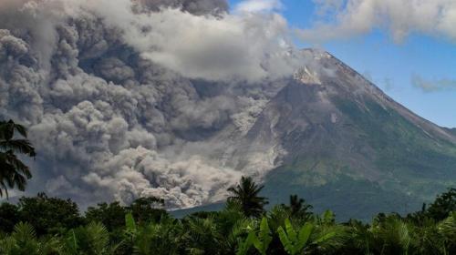 Gambar Gunung Merapi Muntahkan  Mega Panas, Waspadai Potensi Bahaya 7 Kilometer 